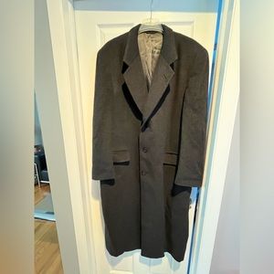 Men’s Charcoal gray Peterborough row at Bloomingdale’s cashmere coat. Size 46r.